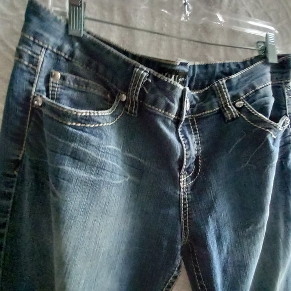 YMI Distressed Wash Low Rise Denim Jeans Junior's Size 11 (T-356) - Picture 3 of 8